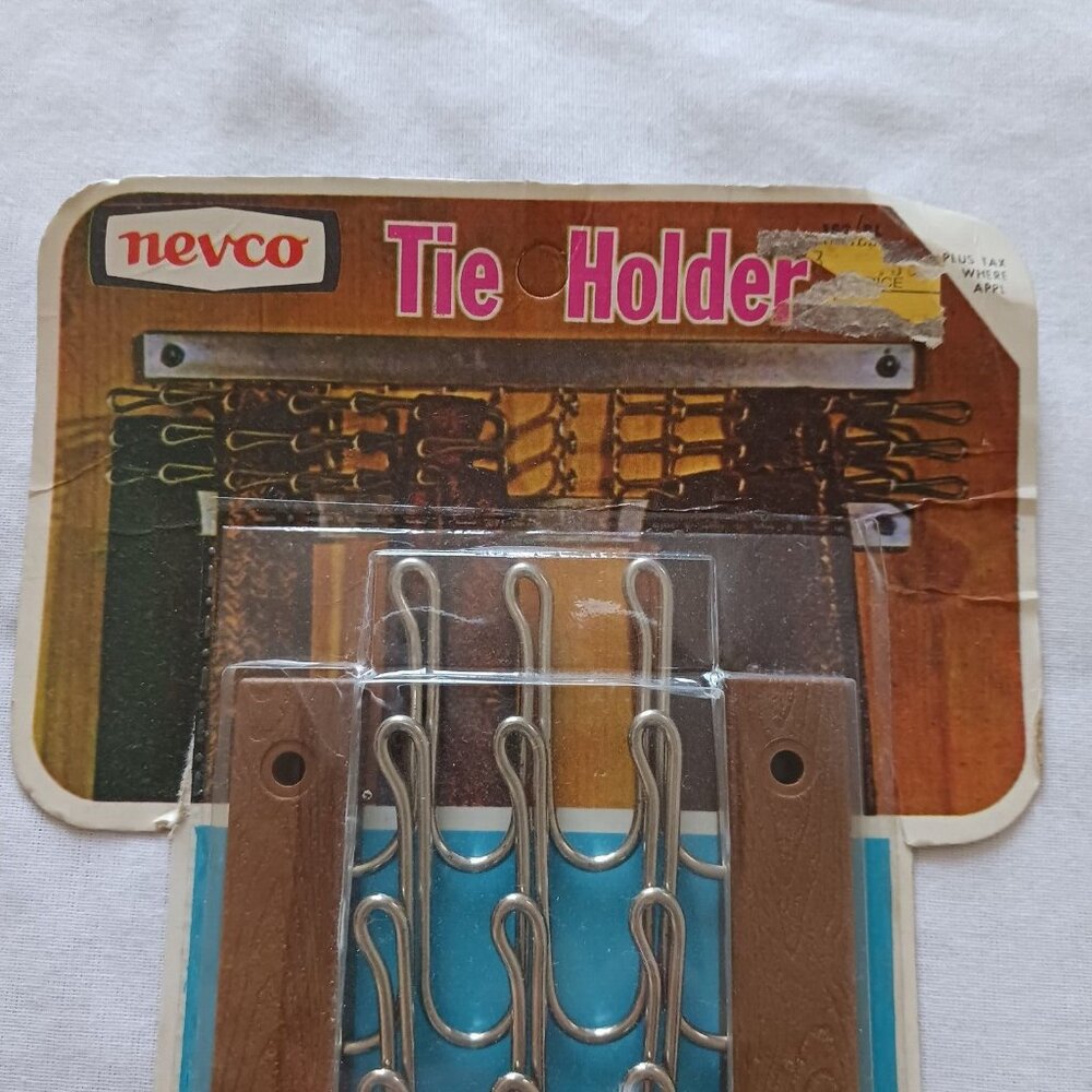 Vintage 1970’s NEVCO Men’s Tie Holder Retro NOS SEALED Wall Mounted - Picture 2 of 3